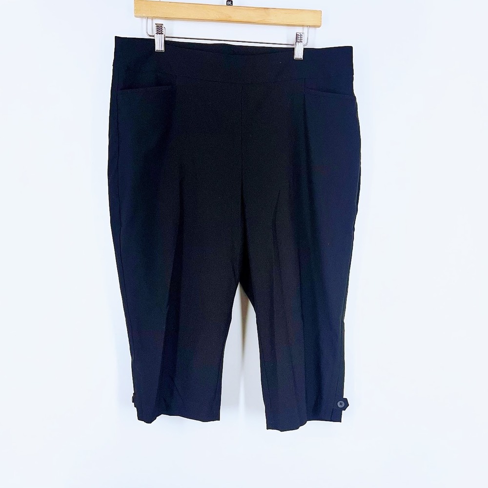 Chicos Black Pull On Capri Pants Size 2.5 US 14 Stretch Cropped Button Hem